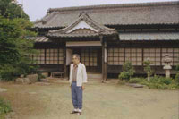 Зензабуро Аказава перед домом, где проводились семинары Будо Сенёкай, 1999г.