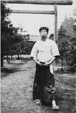 Морихиро Сайто перед старым айки-храмом, 1953 г.