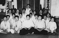 Морихиро Сайто - в центре, Хироши Исояма справа от него