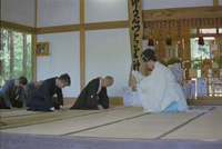 1993 г Храмовый праздник Тайсай в Иваме, священник религии Омото проводит очистительный ритуал. Нынешний Дошу Моритеру Уесиба по правую руку от предыдущего Дошу Киссёмару Уесибы