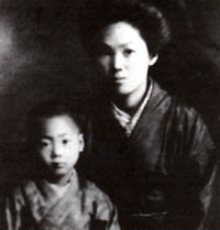 Токимуне с его матерью Суэ, прим. 1925 г.